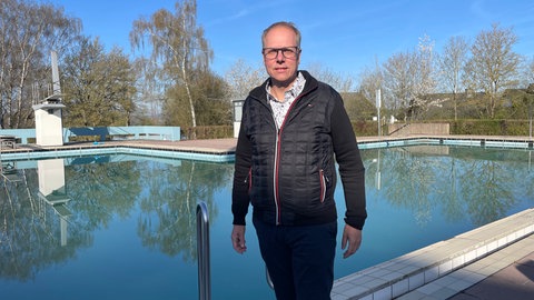Verbandsgemeindebürgermeister Peter Müller (parteilos) versucht mit allen Mittel Personal einzustellen und auszubilden, doch so einfach ist das nicht.