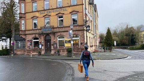 Mit dem Krimibus kann Brunhilde Rings zwar nicht mehr fahren, in der Krimihauptstadt Hillesheim und der Eifel ringsum hat sie als Gästeführerin aber weiter etwas zu tun.
