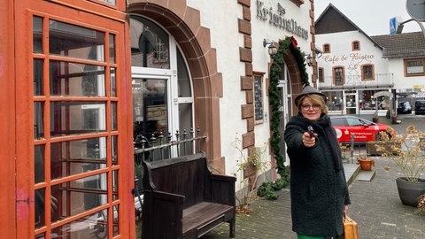 Brunhilde Rings war als Krimiführerin "Da'ne Spur" und den entsprechenden Requisiten gut zehn Jahre lang mit dem Krimibus in der Eifel unterwegs.
