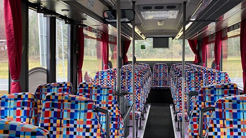 Der Krimibus, bevor er bis unters Dach mit Hilfsgütern beladen wird: Auf den Sitzen werden in Zukunft Fahrgäste oder auch Verletzte aus der Ukraine sitzen.