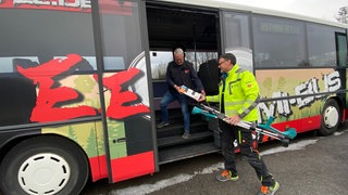 Dirk Umbach (links) und Heinz-Peter Thiel (rechts) vom Verein "Eifellicht" laden Hilfsgüter in den ehemaligen Krimibus, der in die Ukraine fährt.
