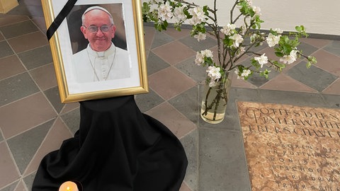 Gedenken an Papst Franziskus in der Trierer Jesuitenkirche