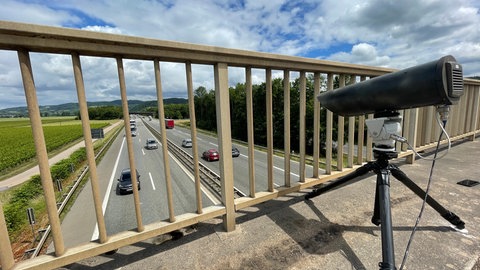 Die Polizei Trier überwacht mit einer speziellen Kamera den Verkehr auf der Autobahn bei Kenn. 