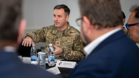 Kevin Crofton, der Kommandant der Air Base, informiert Eifeler Politiker regelmäßig über Neuigkeiten vom Flugplatz, wie hier bei einem Forum im März. 