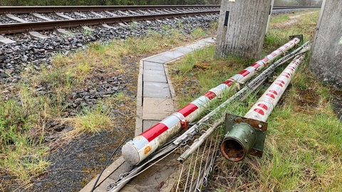 Für die Vollsperrung ab September wurden die Schlagbäume abmontiert. Wie lange das so bleibt, weiß niemand.