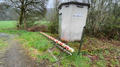 Auch vor dem anderen Feld liegen die Schlagbäume nutzlos am Boden.