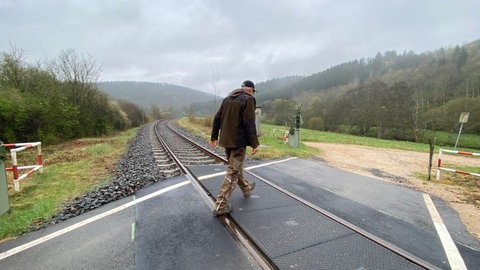 Heinz Thewes weiß nicht, wie lang er noch einfach so über den Bahnübergang zu seinem Feld in Birresborn gehen kann.