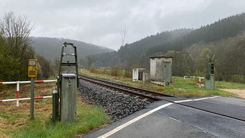 Über den Bahnübergang führt auch ein Wanderweg und der Angelverein nutzt ihn.