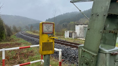 Vor der Flut 2021 war es kein Problem, über die Bahnstrecke auf das Feld zu kommen. Eine Meldung beim Stellwerk in Gerolstein reichte aus.