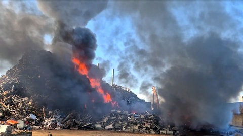 Großbrand bei einer Verwertungsfirma im Hafen Trier
