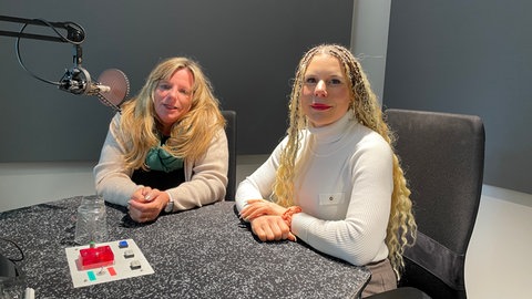 Marion Palm-Stalp und Kathrin Schmitt im Studio der Trierer Tonpost.