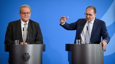 Nur Symbolpolitik? Bundespolizeipräsident Dieter Romann (links) und Innenminister Alexander Dobrindt (CSU) haben verschärfte Grenzkontrollen angekündigt.
