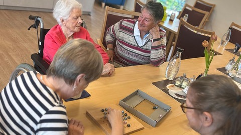 Seniorinnen in der Wohnküche ihrer Pflege-WG in Trier-Kürenz: Die WG ist eine von mehreren Ideen für gutes Wohnen im Alter