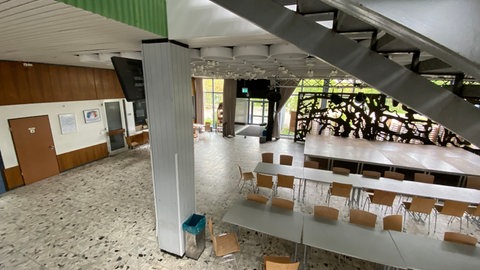 Im Moment wird die Aula - zerschnitten durch Treppen und Säulen - meist als Aufenthaltsraum in Freistunden genutzt.