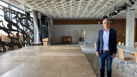 Torsten Krämer, Schulleiter des Geschwister Scholl Gymnasiums Daun, hofft, dass die alte Aula bald saniert werden kann.