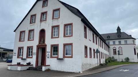 Im alten Kloster gibt es einen Sanierungsstau. Zuvor hatte ein Ehepaar hier ein Weingut betrieben. Zu zweit war das riesige Gebäude aber nicht zu renovieren. 