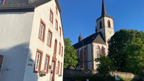 Gegenüber vom ehemaligen Dominikanerkloster liegt die Klausener Wallfahrtskirche "Maria Heimsuchung". Sie wird immer noch von Pilgern besucht. 