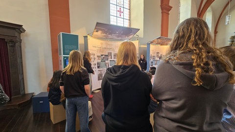 Die Peer Guides führen eine 7. Klasse der Realschule durch die Ausstellung.