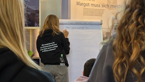Die Peer Guides haben alle ein bedeutsames Zitat Anne Franks auf dem Rücken stehen.