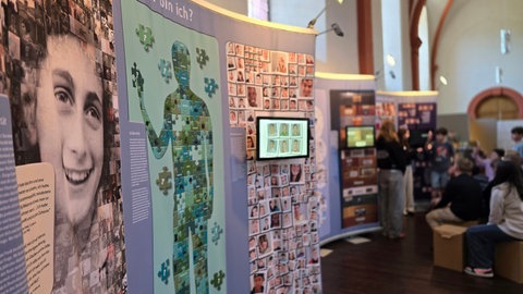 Jugendliche führen Gleichaltrige durch die Anne-Frank-Ausstellung in Prüm.