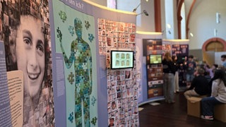 Jugendliche führen Gleichaltrige durch die Anne-Frank-Ausstellung in Prüm.