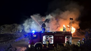 Bei einem Brand in einer gewerblichen Holzhackschnitzelanlage zwischen Hermeskeil und Gusenburg ist am Morgen ein Sachschaden von ungefähr 5.000 Euro entstanden.