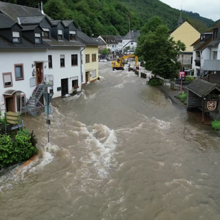 Die Wassermassen haben Straßen, Brücken und Gärten von Bewohnern zerstört.