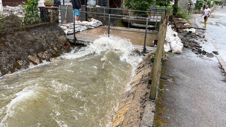 Auch einige der 26 Brücken in Riveris wurden durch die Wassermassen in Mitleidenschaft gezogen. Gutachter untersuchten die Brücken nach der Flut.