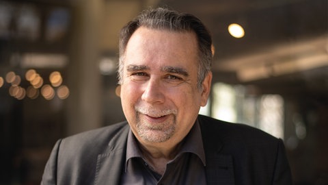 Manfred Langner arbeitet seit 40 Jahren beim Theater, 31 Jahre davon als Intendant. 