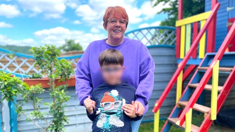 Claudia Fett mit ihrem Sohn Maximilian. Der Siebenjährige will seit einigen Wochen keinen Bus mehr fahren.