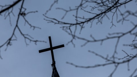 Urteil bestätigt: Ein Ruhestandspriester aus dem Bistum Trier darf nach sexuellem Missbrauch keine priesterlichen Aufgaben mehr übernehmen.