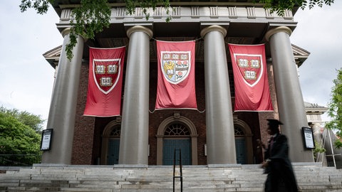 Für viele internationale Studierende droht der Traum vom Studium an der Harvard University zu platzen – wegen neuer Visa-Beschränkungen der US-Regierung.