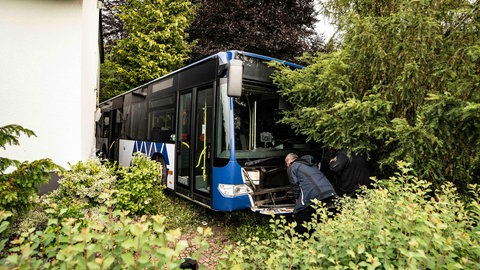 Ungewöhnlicher Unfall in Idar-Oberstein: Ein Linienbus ist rückwärts in ein Wohnhaus gefahren. 