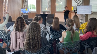 Johanna Schmid und die Jugendlichen beim Workshop