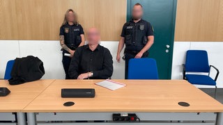 Seine an einer Angsstörung leidende Frau habe sterben wollen und ihn gebeten, ihr dabei zu helfen, sagte der Angeklagte vor dem Landgericht Trier. 