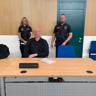 Seine an einer Angsstörung leidende Frau habe sterben wollen und ihn gebeten, ihr dabei zu helfen, sagte der Angeklagte vor dem Landgericht Trier. 