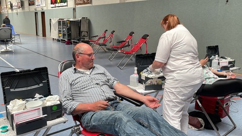 Mann spendet VBlut in der Sporthalle in Igel im Kreis Trier-Saarburg