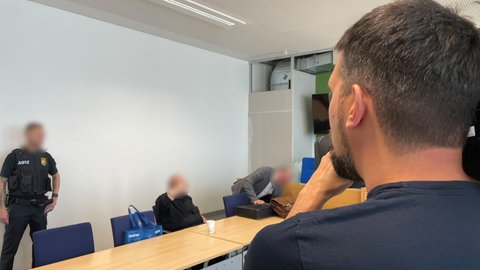 Vor dem Landgericht Trier muss sich mutmaßlicher Reichsbürger aus Kordel verantworten, weil in seinem Keller ein illegales Waffenlager betrieben haben soll.