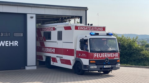 Bei einer Übung mit dem Einsatzleitwagen 2 bereitet sich die Freiwillige Feuerwehr Trier-Irsch auf den Ernstfall vor. Hier fährt der Einsatzleitwagen zwei zu seinem Einsatz.