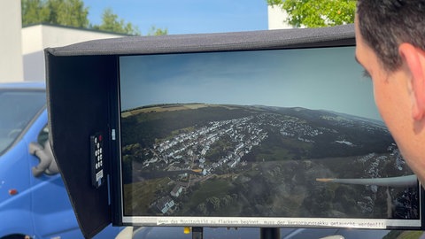 Auf einem Bildschirm neben dem Einsatzleitwagen können die Feuerwehrleute die Gebiete sehen, die die Drohne überfliegt.