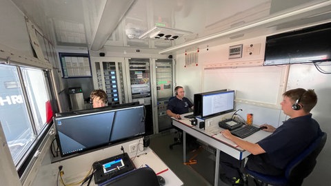 Die mobile Einsatzzentrale im ELW 2 steckt voller Technik und Arbeitsplätze: Von hier aus wird im Ernstfall alles koordiniert. 
