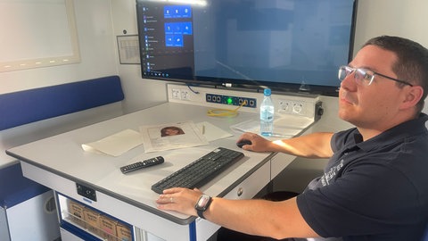 Ebenfalls verfügt der ELW 2 über einen eigenen Besprechungsraum. Von hier aus können auch Videoschalten geführt werden.