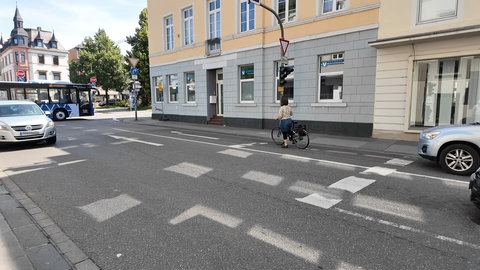 An vielen Ampeln in Trier - wie etwa hier an der SaarstraßeEcke Südallee - gibt es eine separate Haltelinie für Fahrräder. Doch oft blockieren Autofahrer diesen Bereich, indem sie bis ganz nach vorne an die Ampel fahren.