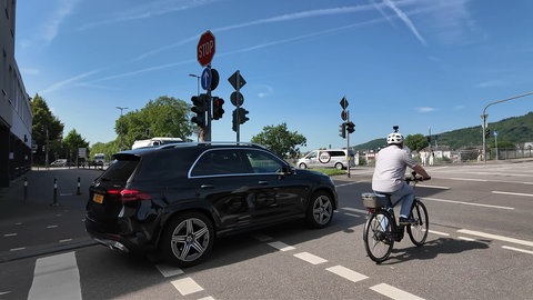 Eine bekannte Situation am Ende der Karl-Marx-Straße: Kaum springt die Ampel auf Grün, beschleunigt ein Auto, um noch vor dem Radfahrer auf die Römerbrücke zu gelangen - denn dort teilen sich beide eine Spur und ein Überholen ist nicht mehr möglich. 