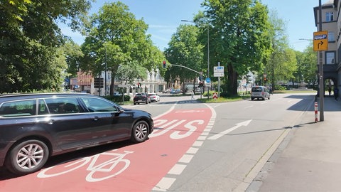 In der Christophstraße teilen sich Radfahrer und Busse eine Spur - doch kurz vor dem Hauptbahnhof wird es kritisch. Hier kreuzt ein Auto den roten Radweg, um in die Balduinstraße abzubiegen.