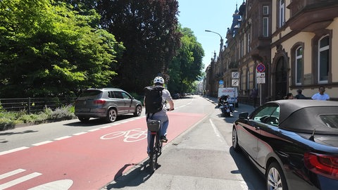 In Trier stoßen Radfahrer immer wieder auf gefährliche Stellen. SWR-Reporter Martin Schmitt zeigt im Selbsttest riskante Stellen für Radfahrer.