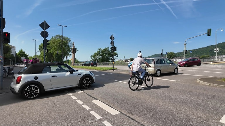 Beim Anfahren an der Ampel in der Karl-Marx-Straße geraten Radfahrende, die stadtauswärts über die Römerbrücke fahren, regelmäßig in Gefahr: Ungeduldige Autofahrende drängeln, während die Radfahrenden noch langsam in Fahrt kommen - eine riskante Situation.