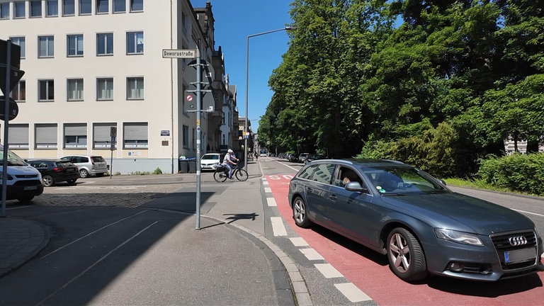 Auch das ist in Trier keine Seltenheit: Autofahrende, die kurzerhand den Radweg blockieren - oft sogar befahren. Radfahrende müssen dann warten oder ausweichen - auf Kosten ihrer Sicherheit.