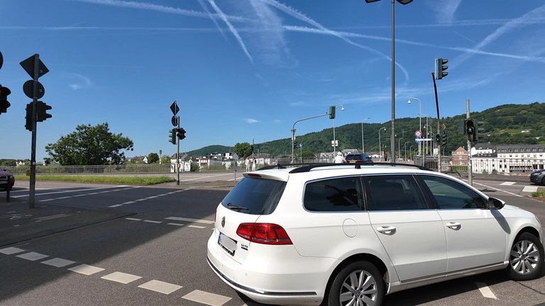 Autos aus der Karl-Marx-Straße biegen immer wieder verbotenerweise nach rechts auf das Johanniterufer ab - oft aus Gewohnheit oder wegen veralteter Navi-Daten. Dabei übersehen sie leicht Radfahrer.