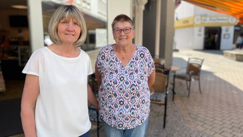 Café-Inhaberin Andrea Söll (links) und Mitarbeitern Marina Pelzer haben am Idar-Obersteiner Bahnhof schon unschöne Szenen erlebt. Sie hoffen, dass das neue Polizei-Konzept die Situation verbessert.